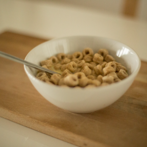 A bowl of honey-flavored cereal in a white bowl, perfect for a healthy breakfast.